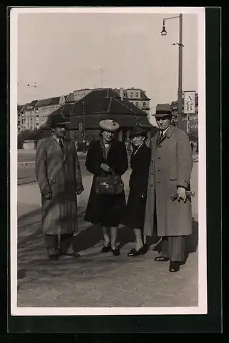 Foto-AK Berlin-Charlottenburg, Zwei Paare am Bahnhof Witzleben
