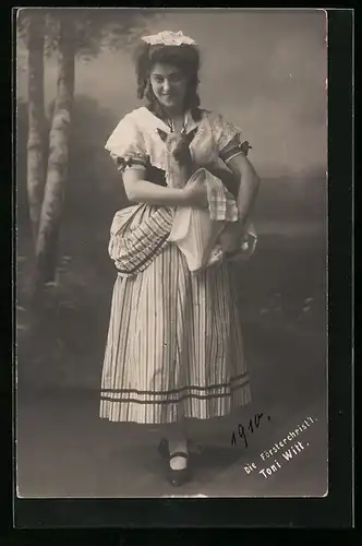 AK Operette Die Försterchristl, Toni Witt mit Hund im Bühnenkostüm, rückseitig Autograph