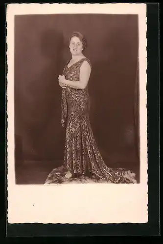Foto-AK Johanna Schubert in einem langen Abendkleid