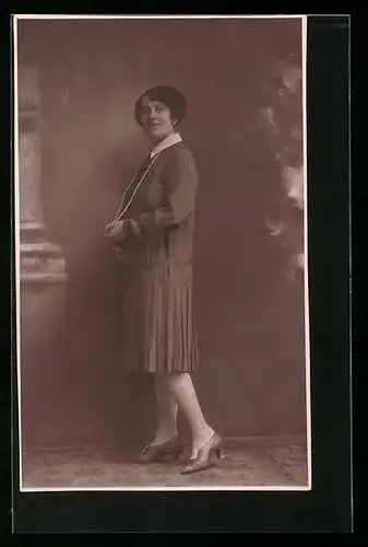 Foto-AK Johanna Schubert im Plisseerock