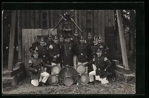 AK Feuerwehrmänner in Uniform mit Trommeln
