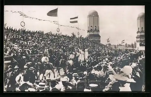 AK Leipzig, 12. Deutsches Turnfest 1913, Turnplatz, Festwagen mit Banner der Deutschen Turnerschaft