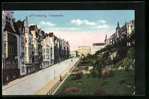 AK Flensburg, Tosbystrasse mit Passanten