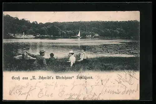 AK Berlin-Grunewald, Schildhorn, R. Schmidt`s Wirtshaus, Familie sitzt am Ufer