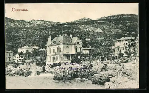 AK Lovrana, Häuser an der Küste, Berge