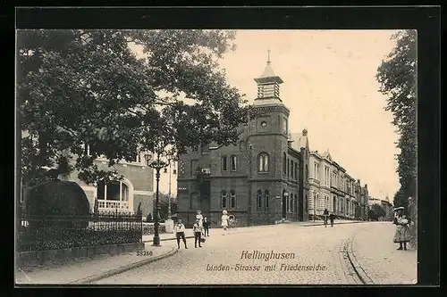 AK Kellinghusen, Linden-Strasse mit Friedenseiche und Passanten
