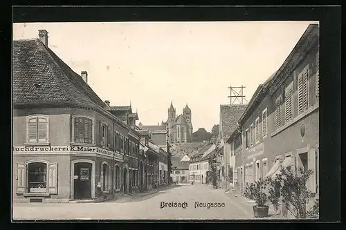 AK Breisach, Partie in der Neugasse mit Buchdruckerei K. Maier und Burgberg