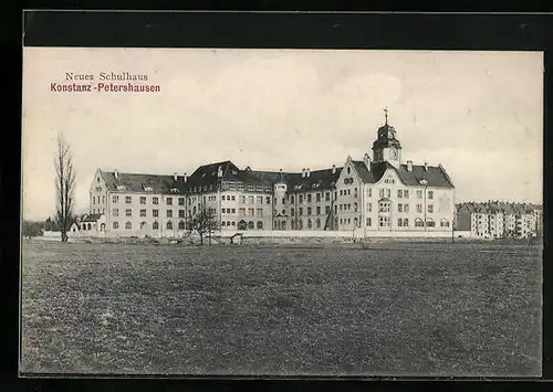 AK Konstanz-Petershausen, Neues Schulhaus, von einem Feld gesehen