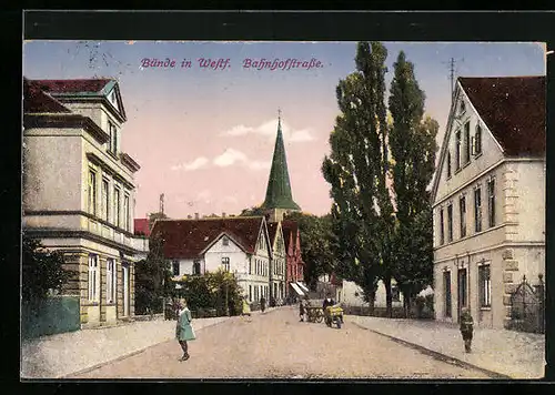 AK Bünde in Westf., Bahnhofstrasse mit Kirche