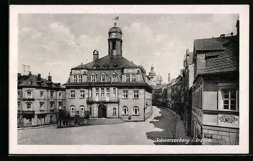 AK Schwarzenberg i. Erzgeb., Strassenpartie mit Blick auf Gebäude