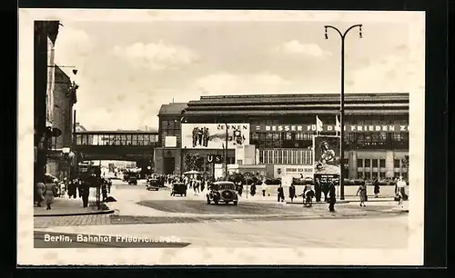 AK Berlin, Bahnhof Friedrichstrasse mit Autos