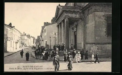 AK Mont-de-Marsan, Sortie de Messe, Église de la Magdeleine