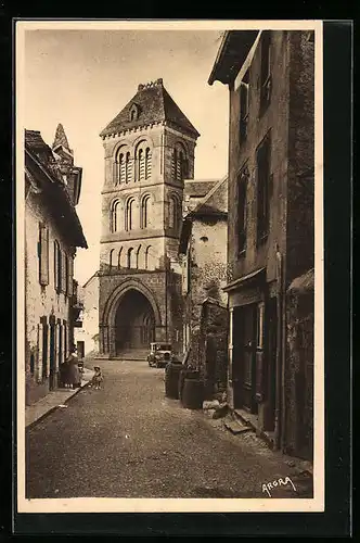 AK Salers, L`Eglise, XIIe siecle, von der Strasse aus