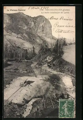 AK Neussargues, La roche basaltique de Laval