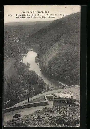 AK Chaudesaigues, Un Coin des Gorges de la Truyére, Vue prise de la Croix de la Cote de Lanau