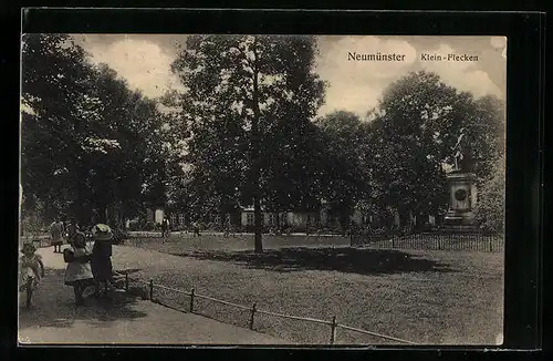 AK Neumünster, Strasse am Klein-Flecken mit Denkmal