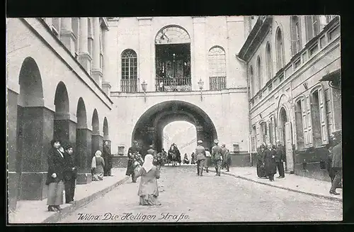 AK Wilna, Die Heiligen-Strasse mit Passanten