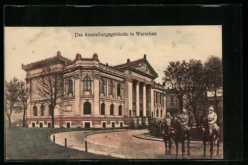 AK Warschau, Kavalleristen vor dem Ausstellungsgebäude