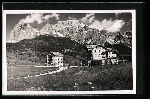 AK Tofana /Dolomitenstrasse, Albergo Tofsana gegen das Gebirge