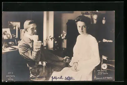 AK Kronprinz Wilhelm von Preussen und Cecilie in der Stube sitzend