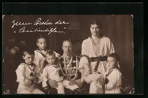 AK Kronprinz Wilhelm von Preussen mit Cecilie und seinen Kindern im Familienportrait