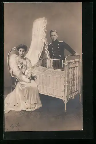 AK Das Kronprinzenpaar am Babybett