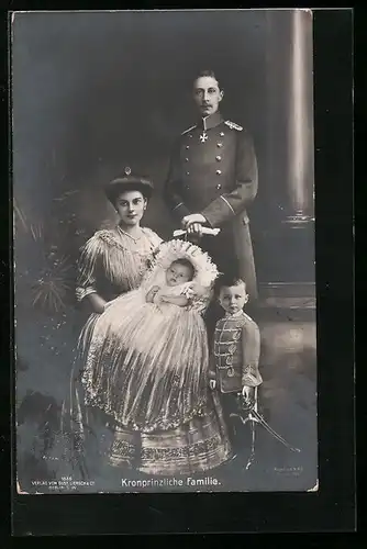 AK Die kronprinzliche Familie im Portrait