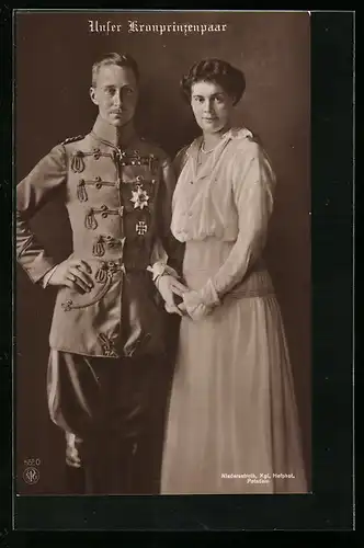 AK Das Kronprinzenpaar elegant gekleidet im Portrait