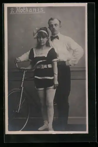 AK Radsport-Akrobaten 2 Hothanis in ihren Outfits