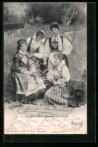 AK I. Stockholmer Damen-Quartett in Tracht vor einer Studiokulisse