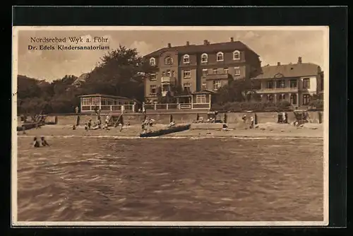 AK Wyk / Föhr, Dr. Edels Kindersanatorium mit Strand