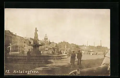 AK Helsinki, Passanten bei einem Brunnen