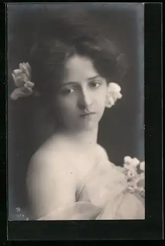 Foto-AK GG Co. Nr. 1524: Junge Frau mit Blumen im Haar