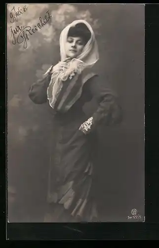 Foto-AK GG Co. Nr. 122 /5: Junge Dame mit elegantem Kopftuch
