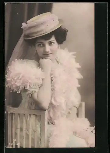 Foto-AK GG Co. Nr. 438 /2: Junge Dame mit Hut und dunklen Locken