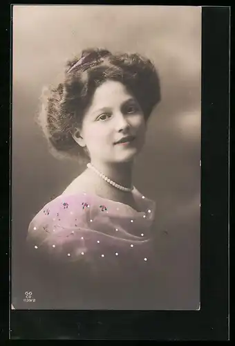 Foto-AK GG Co. Nr. 1139 /2: Junge Dame mit Perlenkette