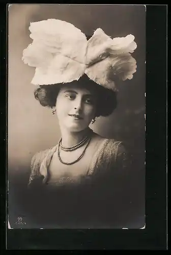 Foto-AK GG Co. Nr. 1165 /4: Junge Dame mit weissem Federhut und Halskette