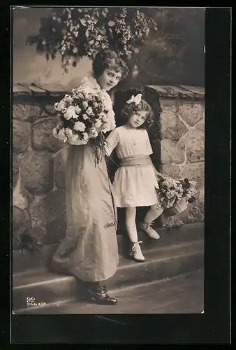 Foto-AK GG Co. Nr. 2663 /2: Junge Frau mit Blumen und Kind, Namenstagsgruss