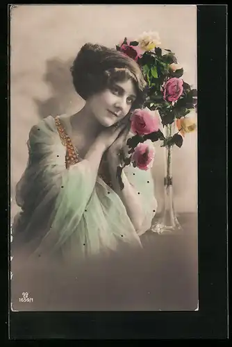 Foto-AK GG Co. Nr. 1659 /1: Elegante junge Dame mit Rosenvase