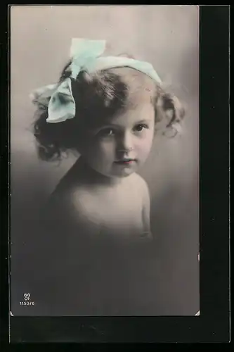 Foto-AK GG Co. Nr.1153 /6: Kleines Mädchen mit blauer Haarschleife