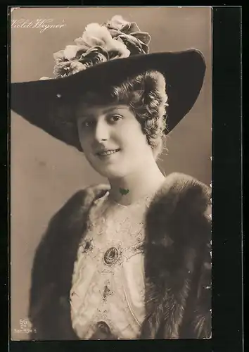 Foto-AK GG Co. Nr. 334 /6: Violet Wegner, Dame mit Blumenhut