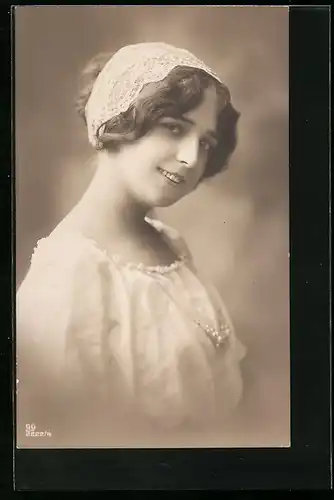 Foto-AK GG Co. Nr. 2222 /4: Lächelnde junge Frau mit Spitzen-Haarband und kragenloser Bluse