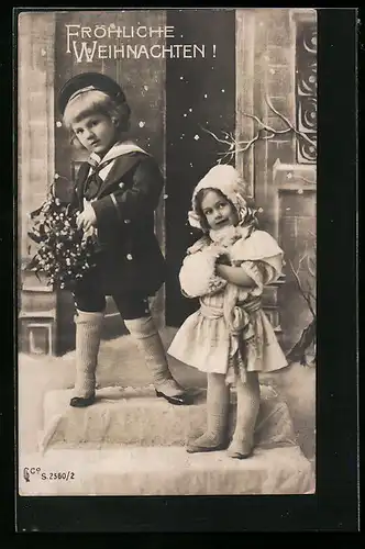 Foto-AK GG Co. Nr. 2560 /2: Knabe mit Mistelstrauss und Mädchen mit Muff, Weihnachtsgruss