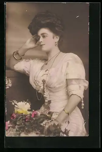 Foto-AK GG Co. Nr. 660 /3: Elegante Dame in nachdenklicher Pose