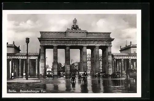 AK Berlin, Brandenburger Tor mit nasser Strasse