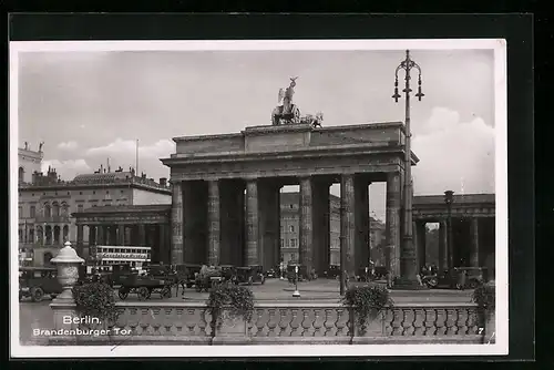 AK Berlin, Brandenburger Tor mit Nebengebäuden