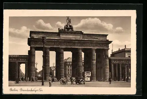 AK Berlin, Brandenburger Tor mit Nebengebäuden, Strassenszene