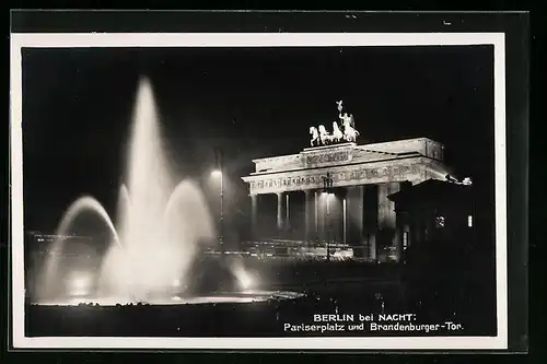 AK Berlin, Pariserplatz und Brandenburger Tor bei Nacht