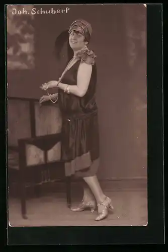 AK Joh. Schubert im Kleid mit Perlenkette, Operette