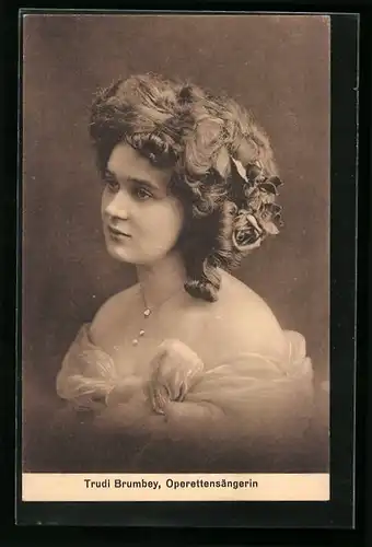 AK Operettensängerin Trudi Brumbey, Portrait
